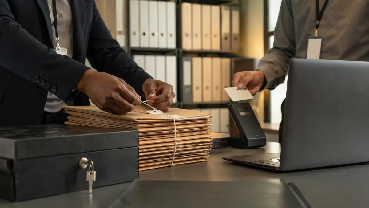 Profesionales de recursos humanos sellan expedientes y desactivan una credencial de acceso